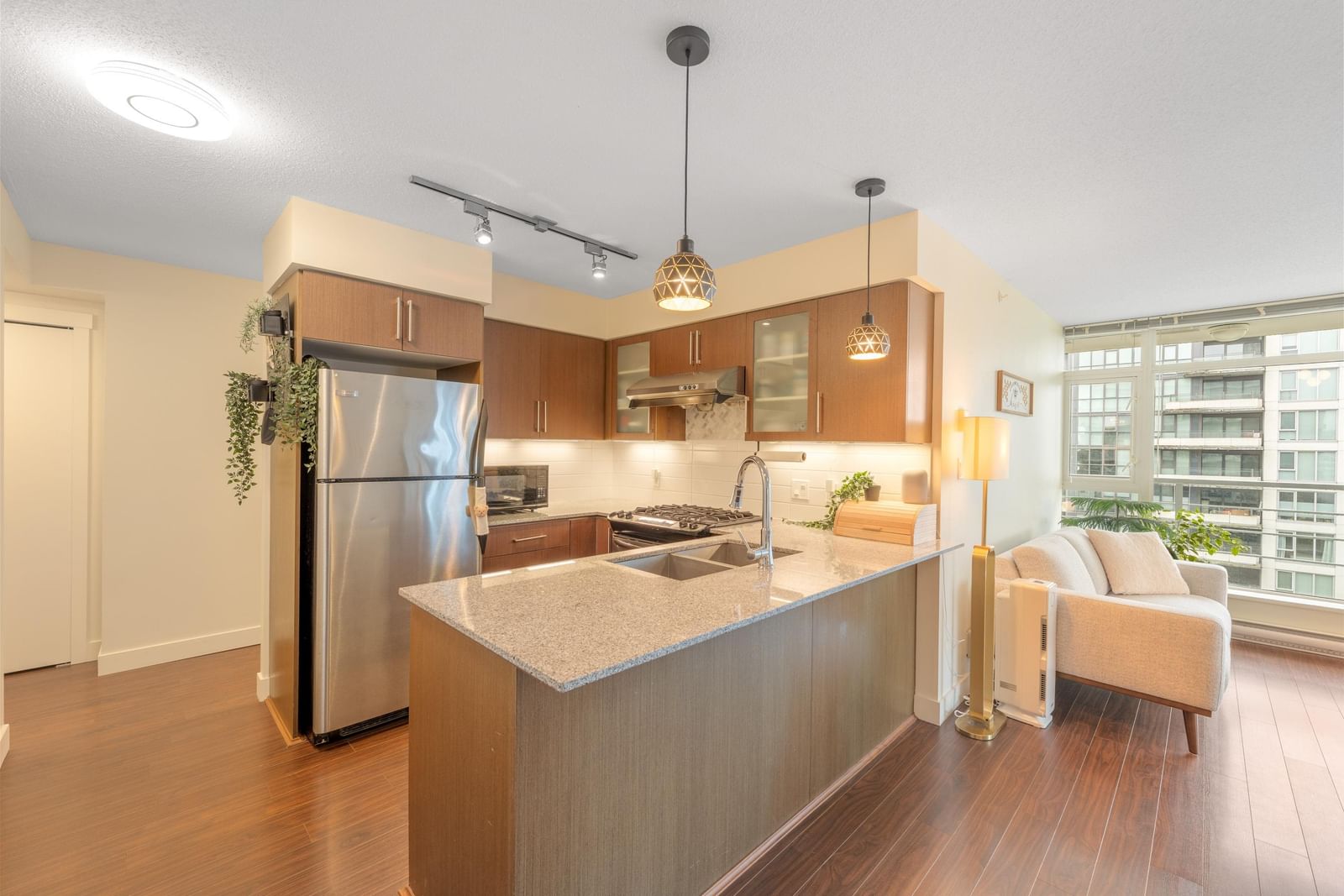 Listing Image 11