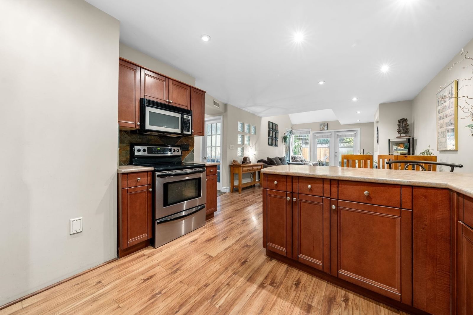 Listing Image 12