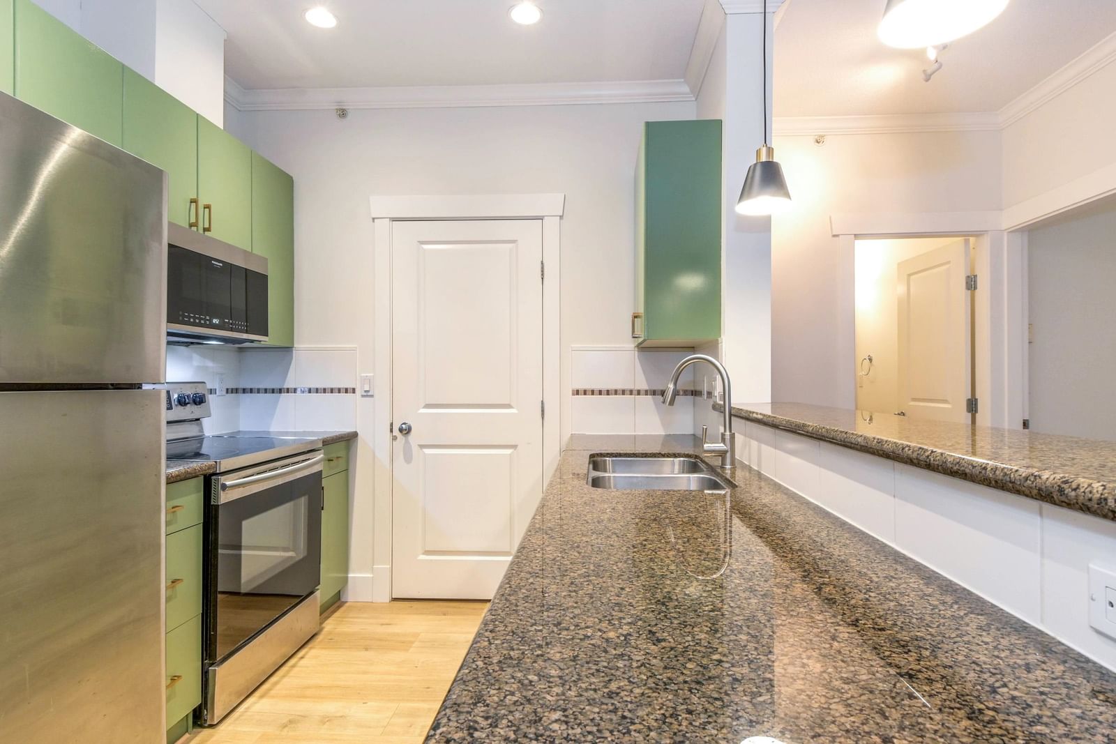 Listing Image 12