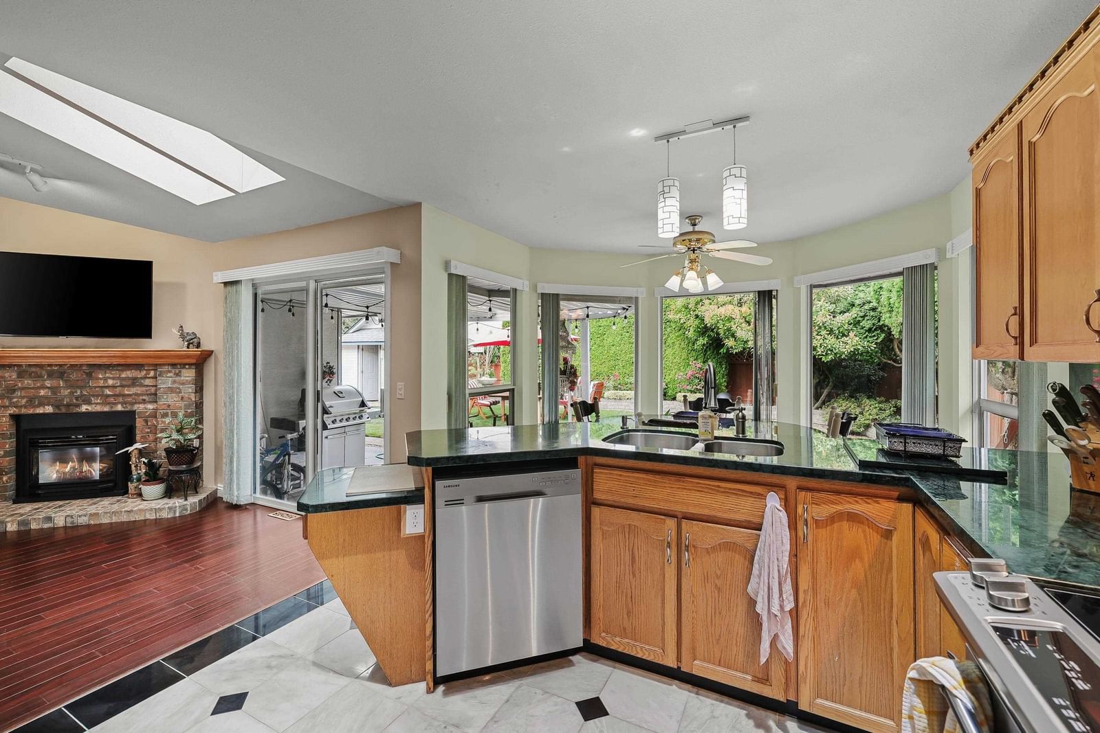 Listing Image 11