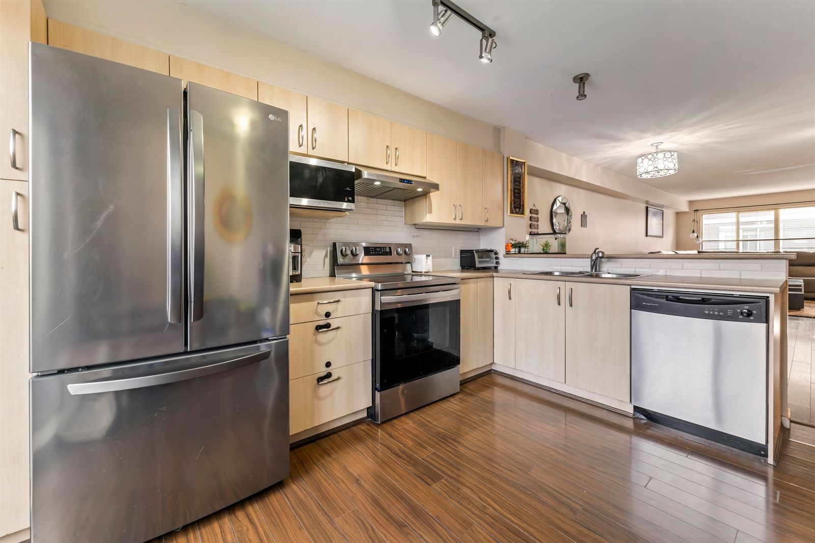 Listing Image 9