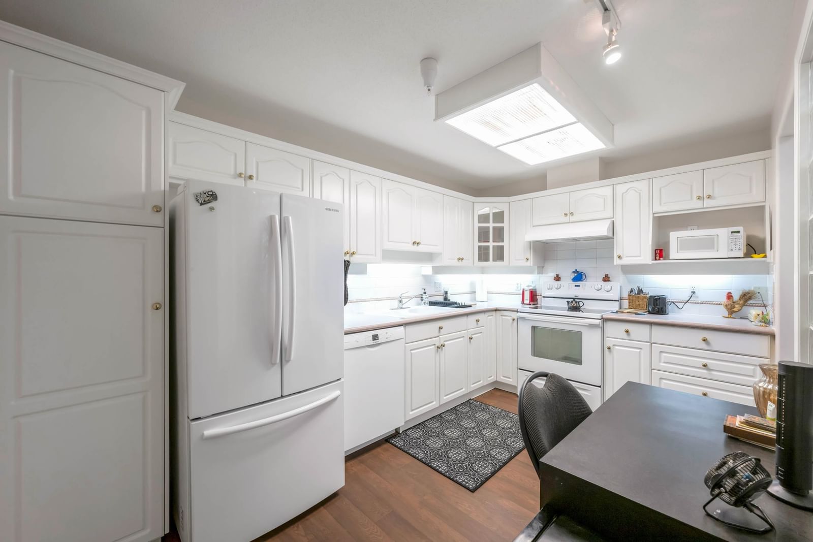 Listing Image 8