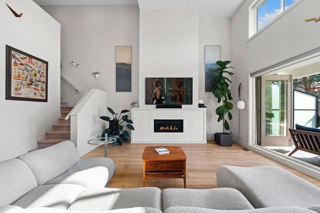 15541 Oxenham Avenue