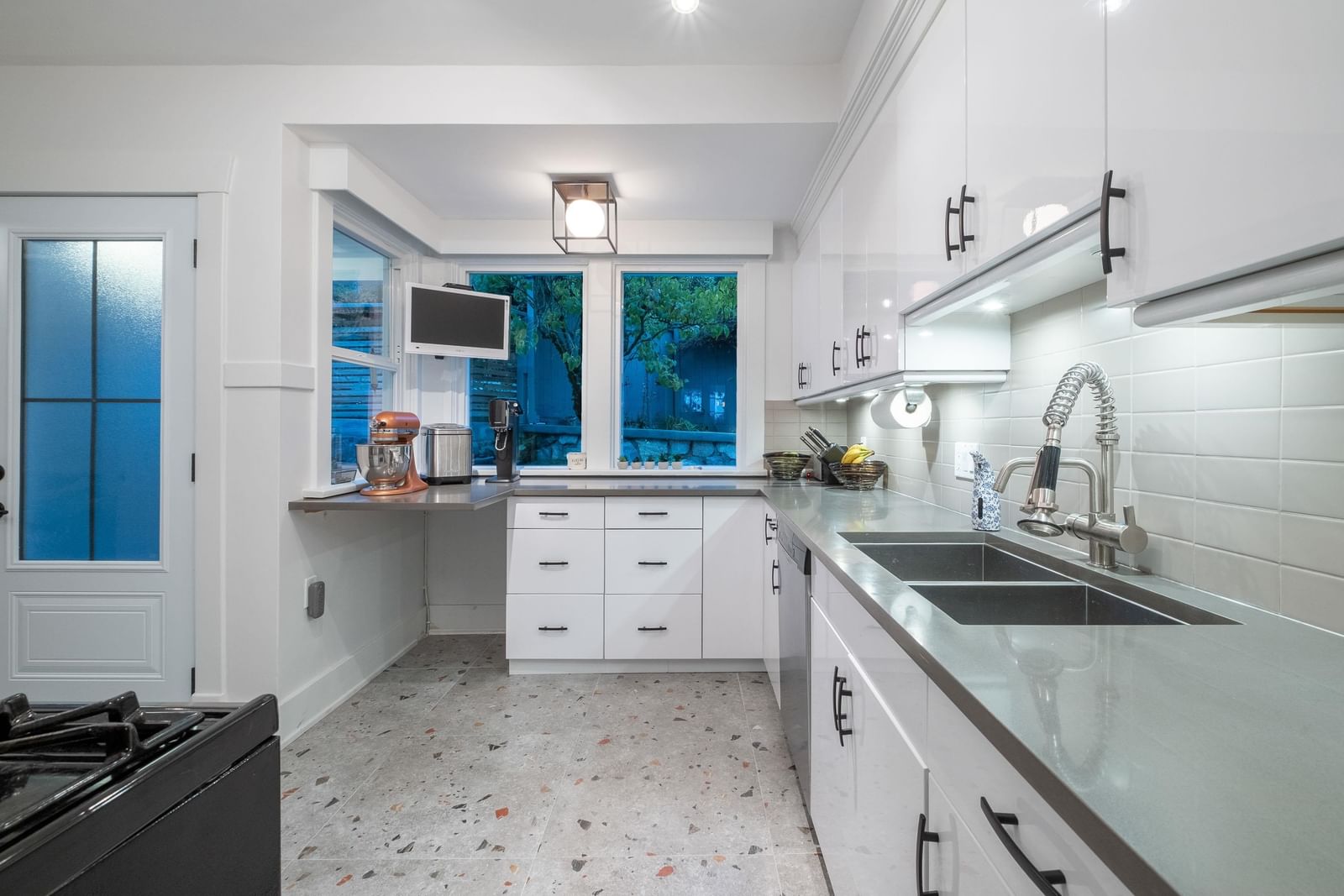 Listing Image 11