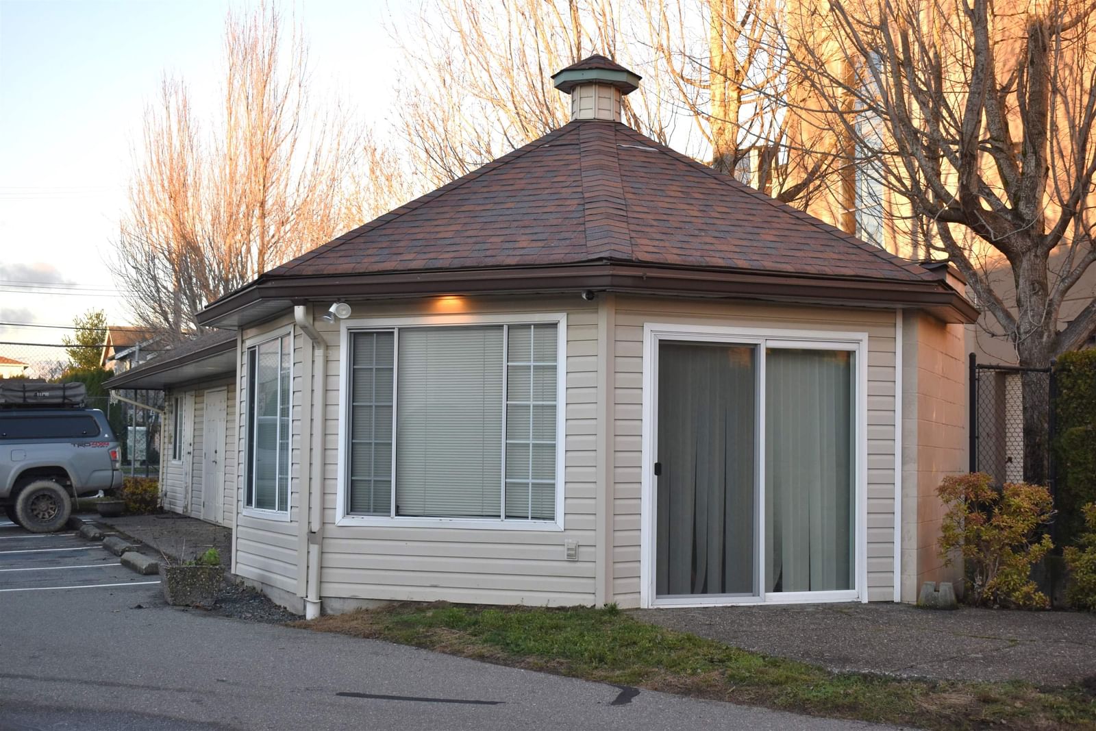 Listing Image 11
