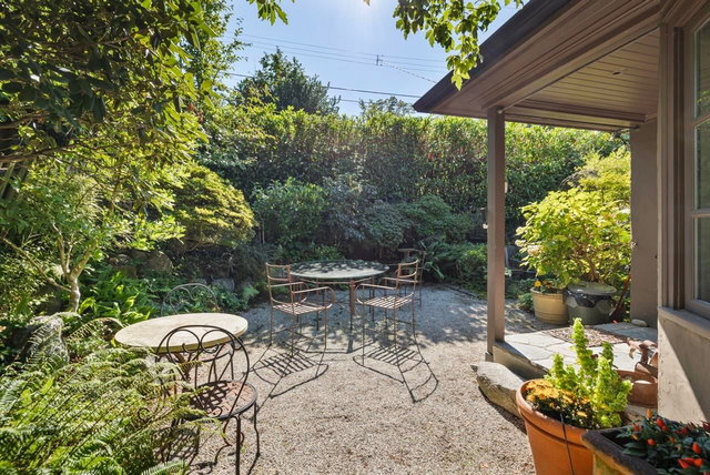 2533 Wallace Crescent