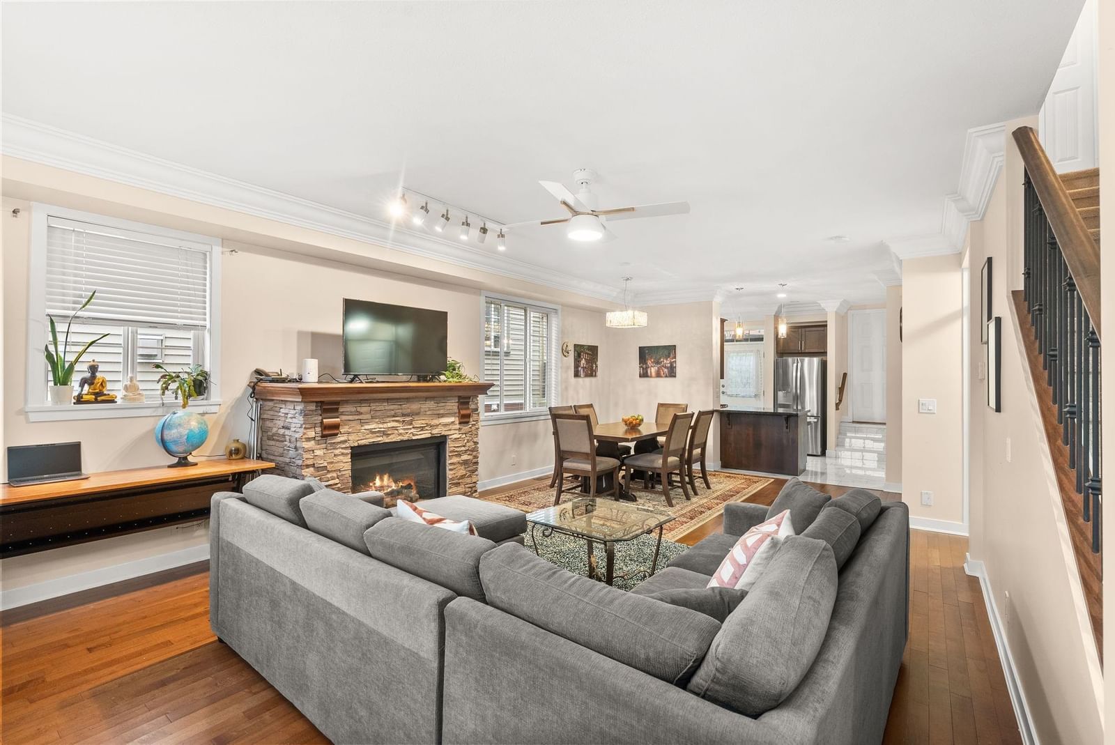 Listing Image 8