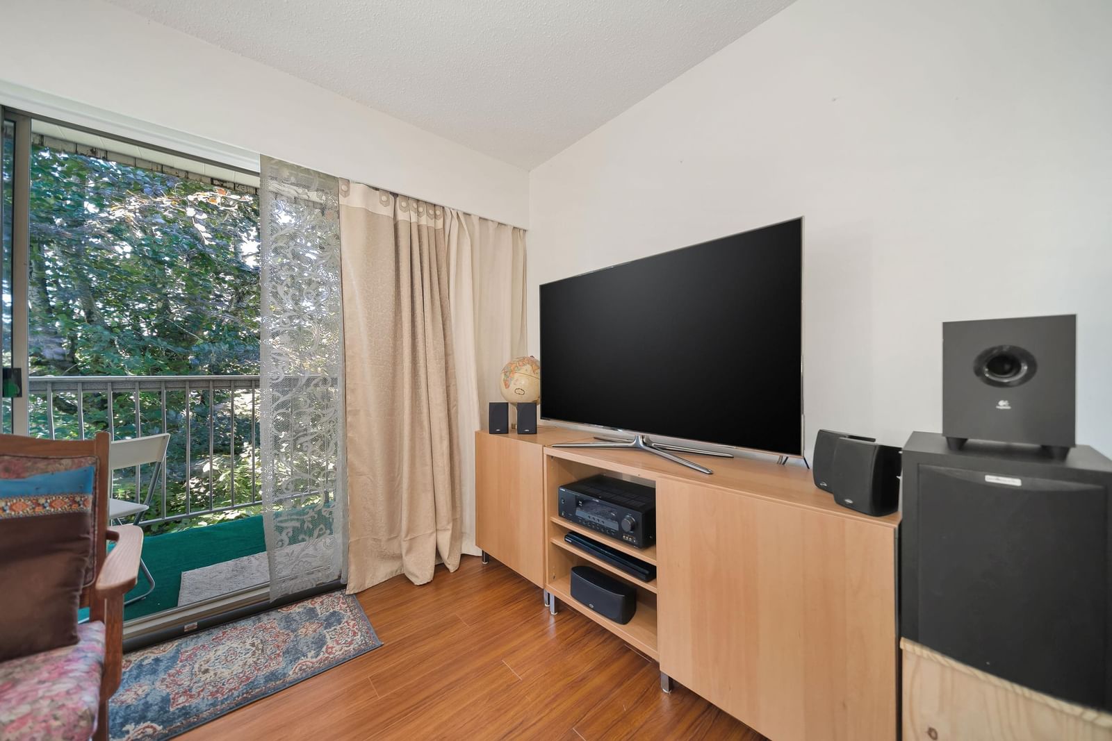 Listing Image 4