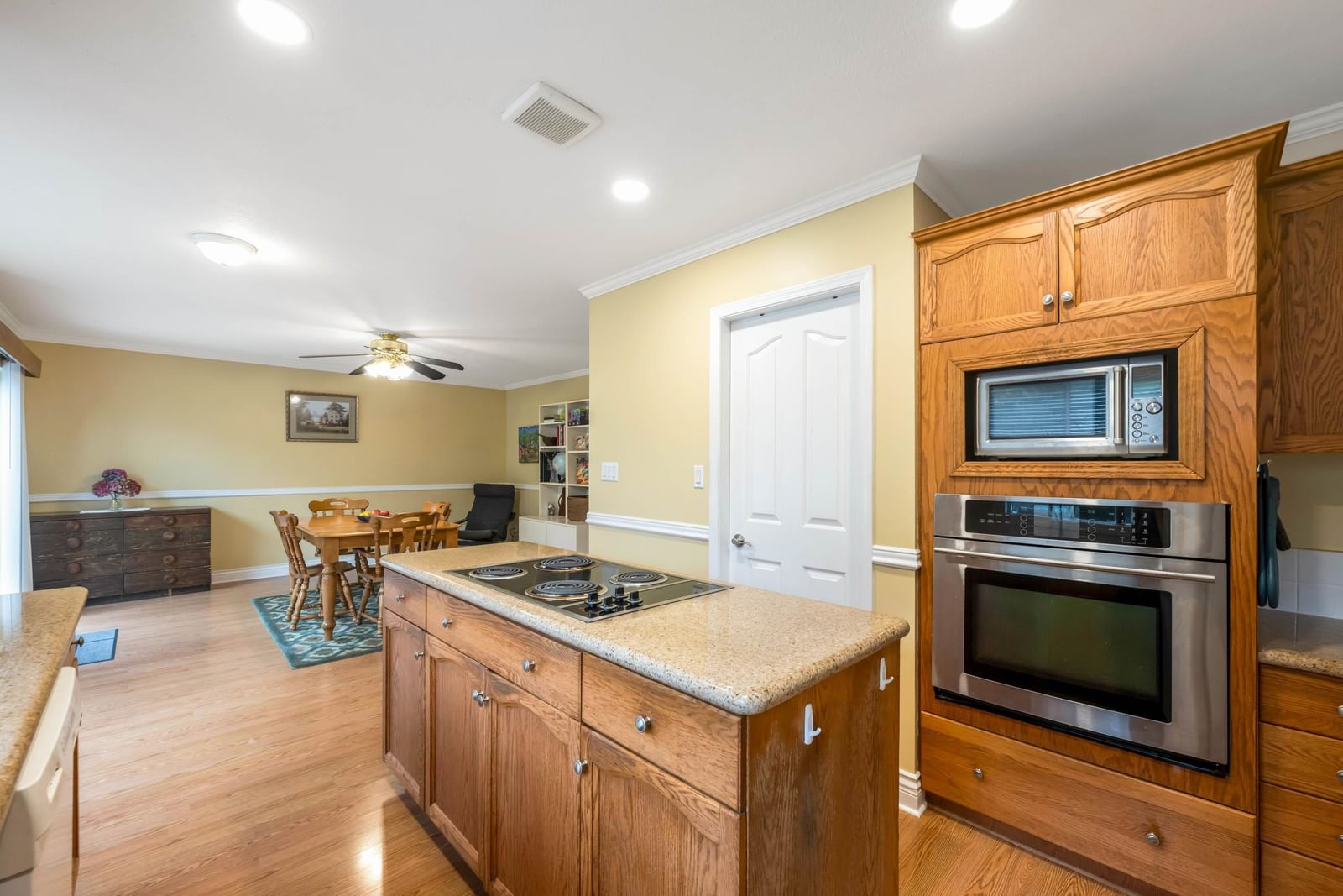 Listing Image 12
