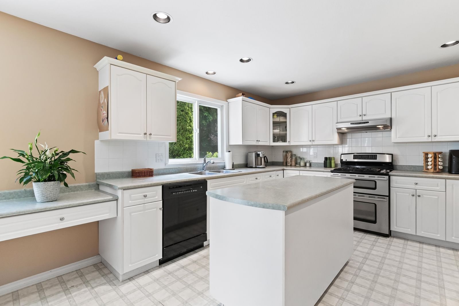 Listing Image 12