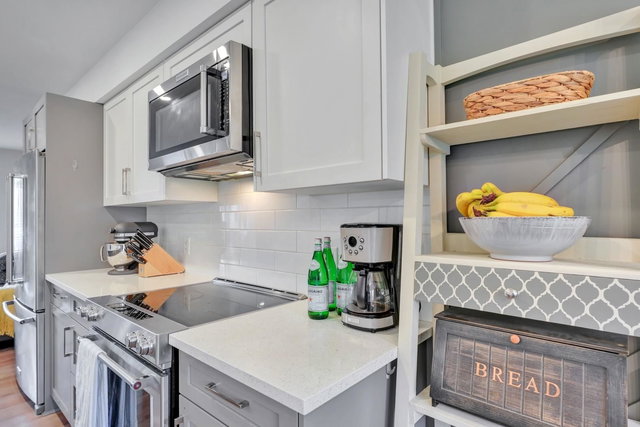 3 - 2338 Kelly Avenue