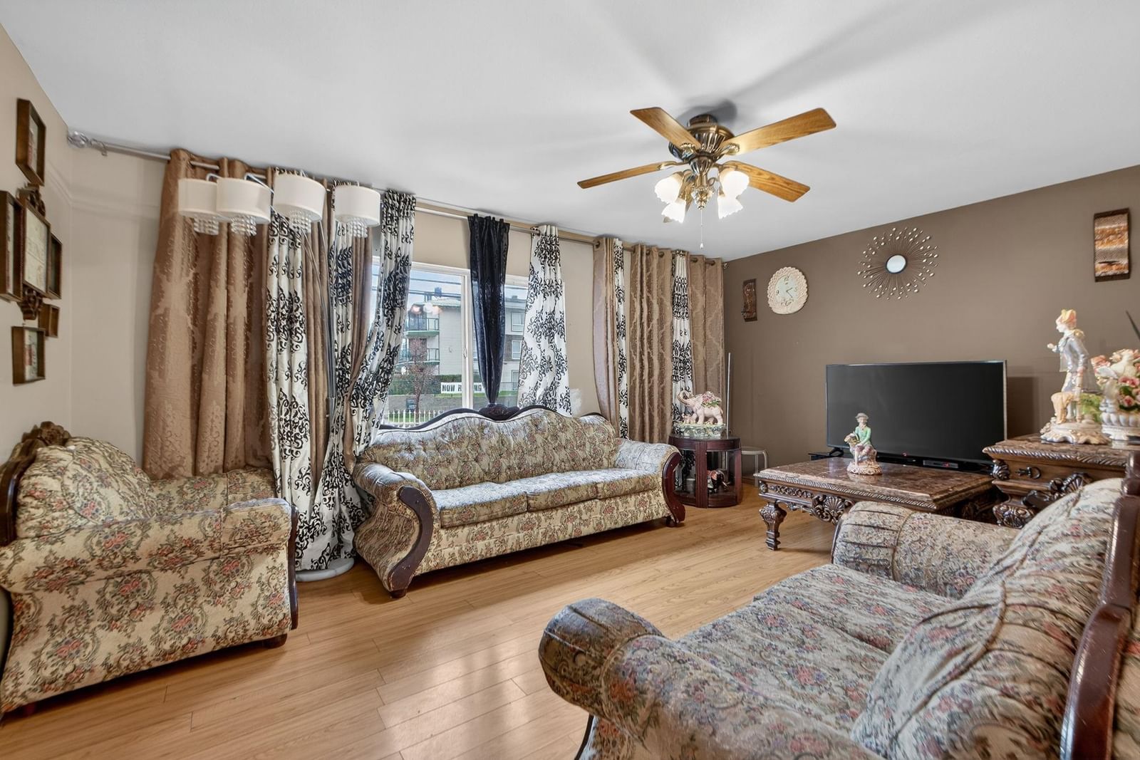 Listing Image 8