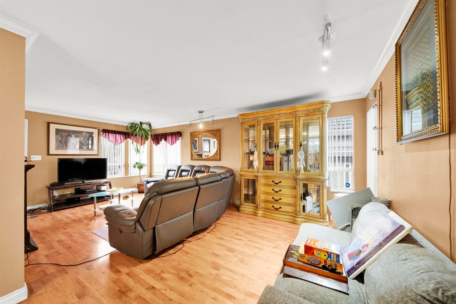 Listing Image 10