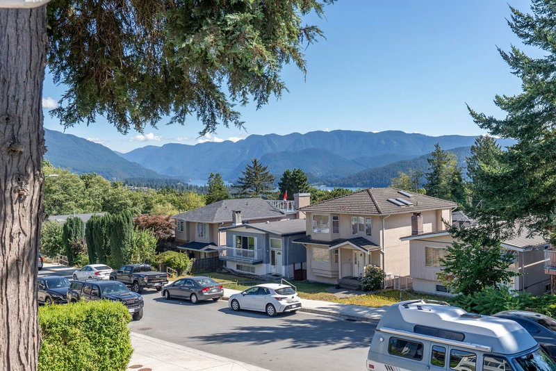 45 Stratford Avenue, Burnaby, V5B 1L1 | Image 2