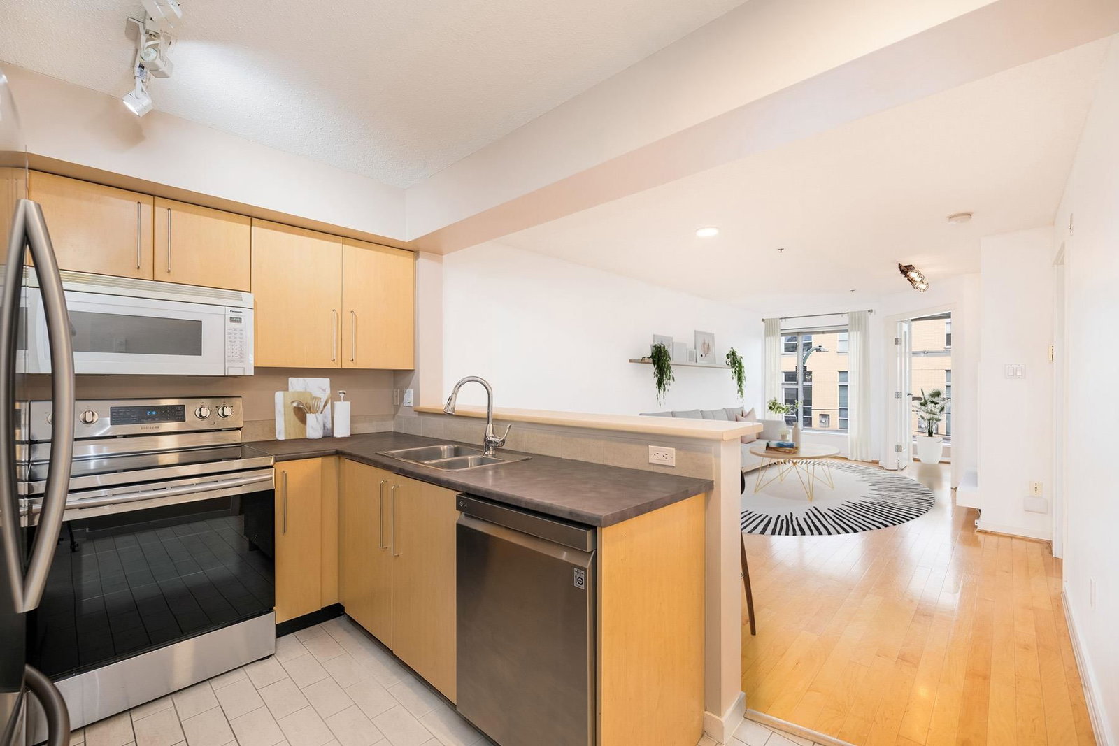 Listing Image 11