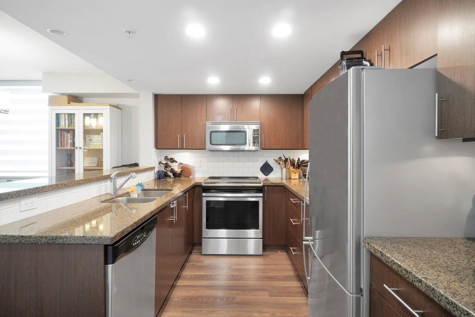 Listing Image 12