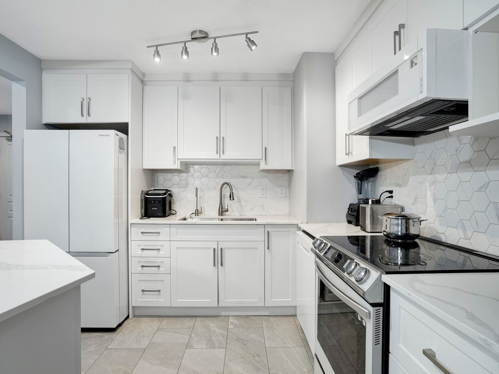 Listing Image 12
