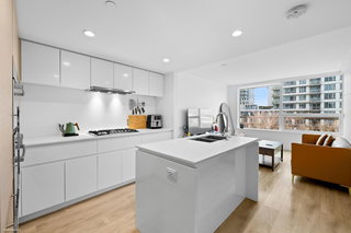 606 - 5508 Hollybridge Way