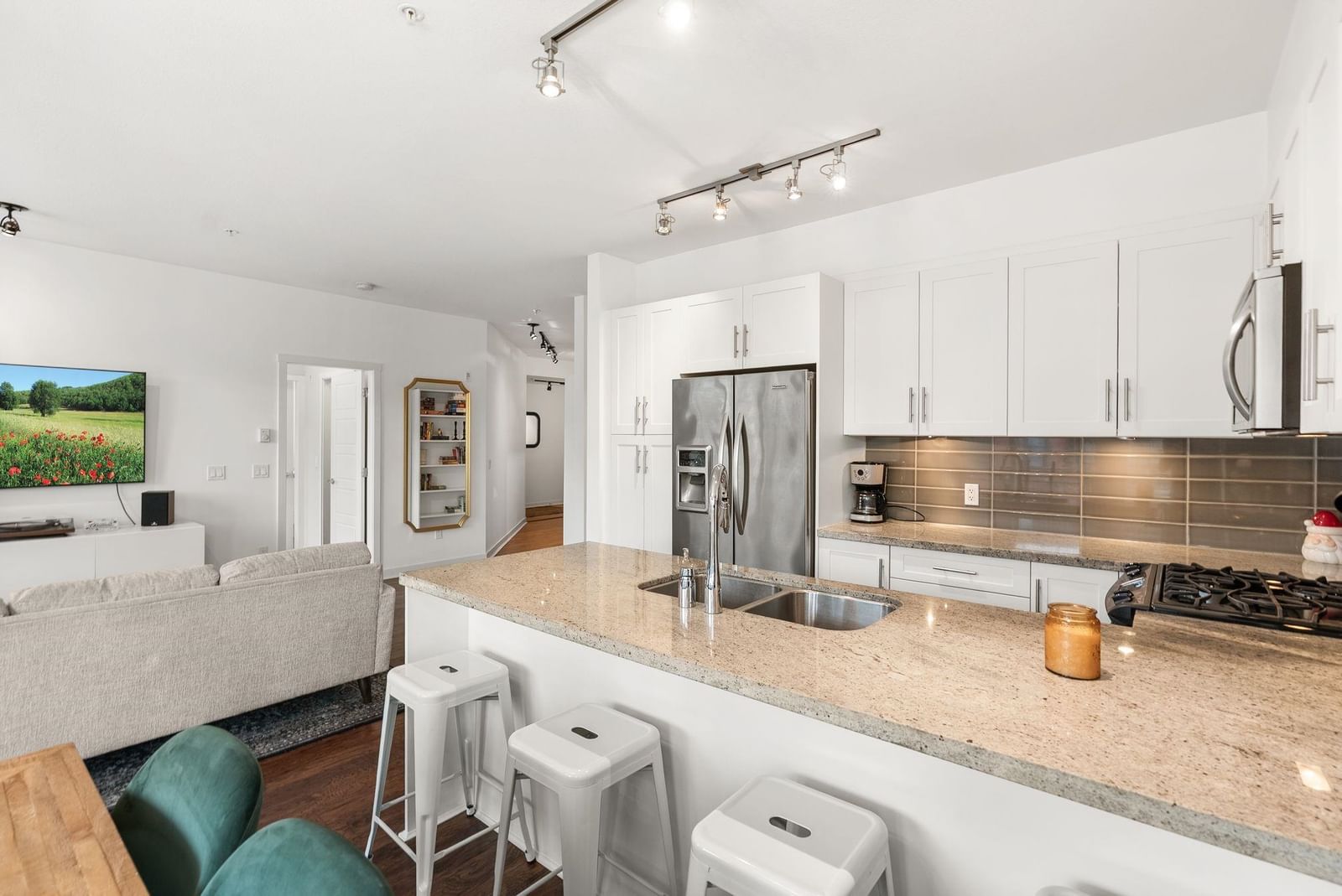 Listing Image 10