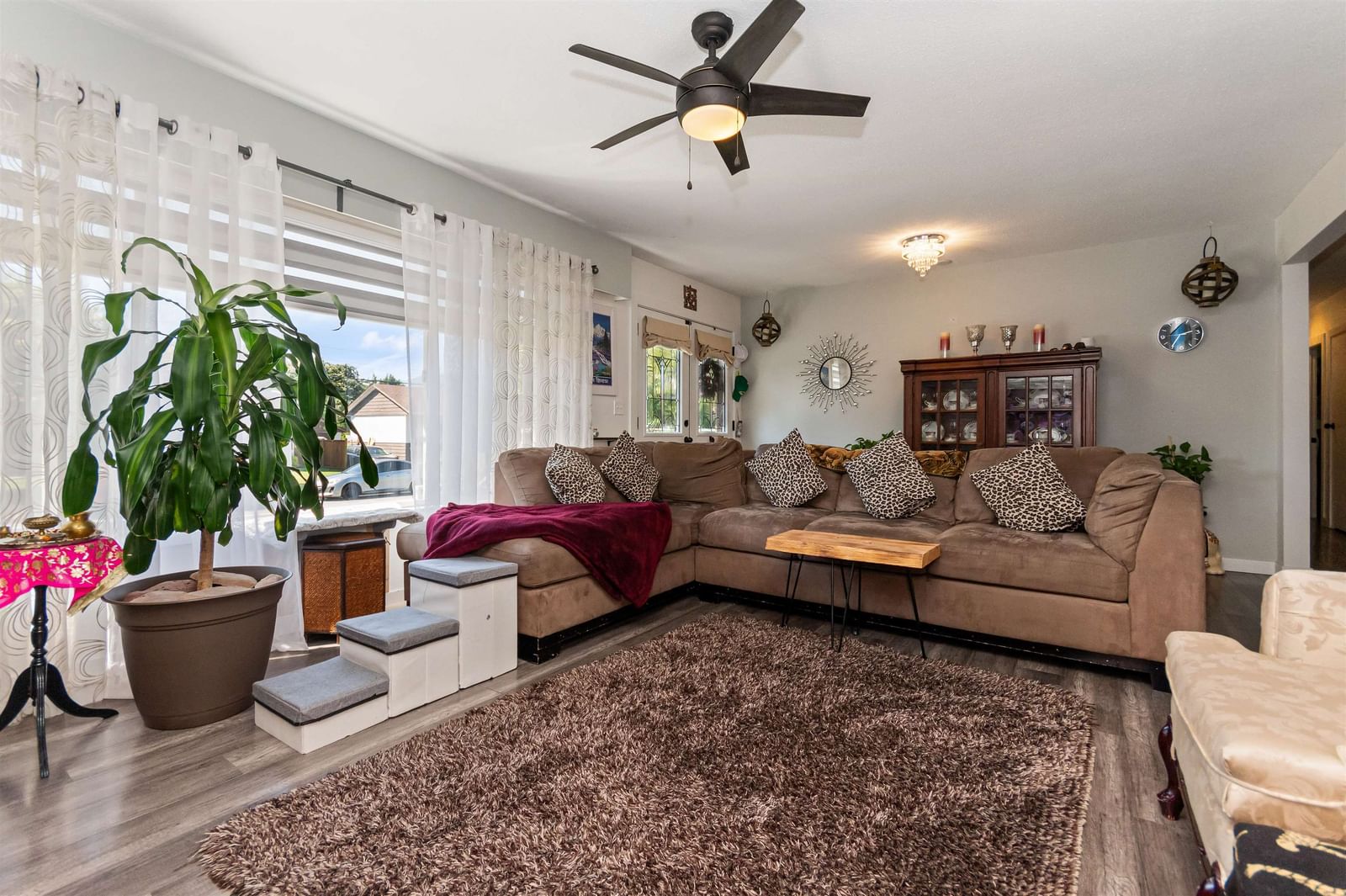 Listing Image 8