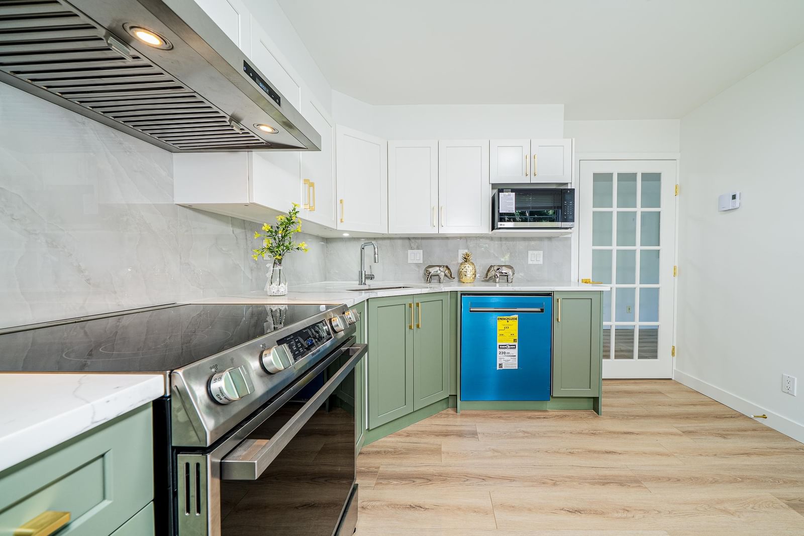 Listing Image 11