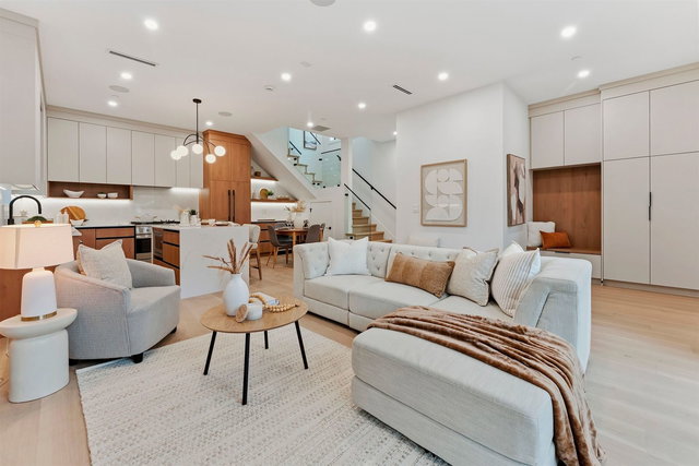 1 - 3218 38th Avenue W