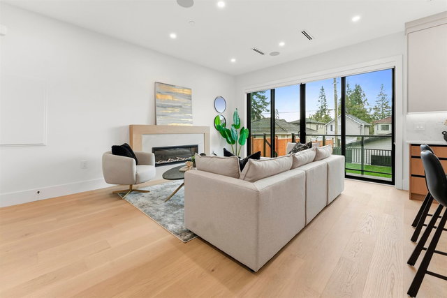 2 - 3218 38th Avenue W