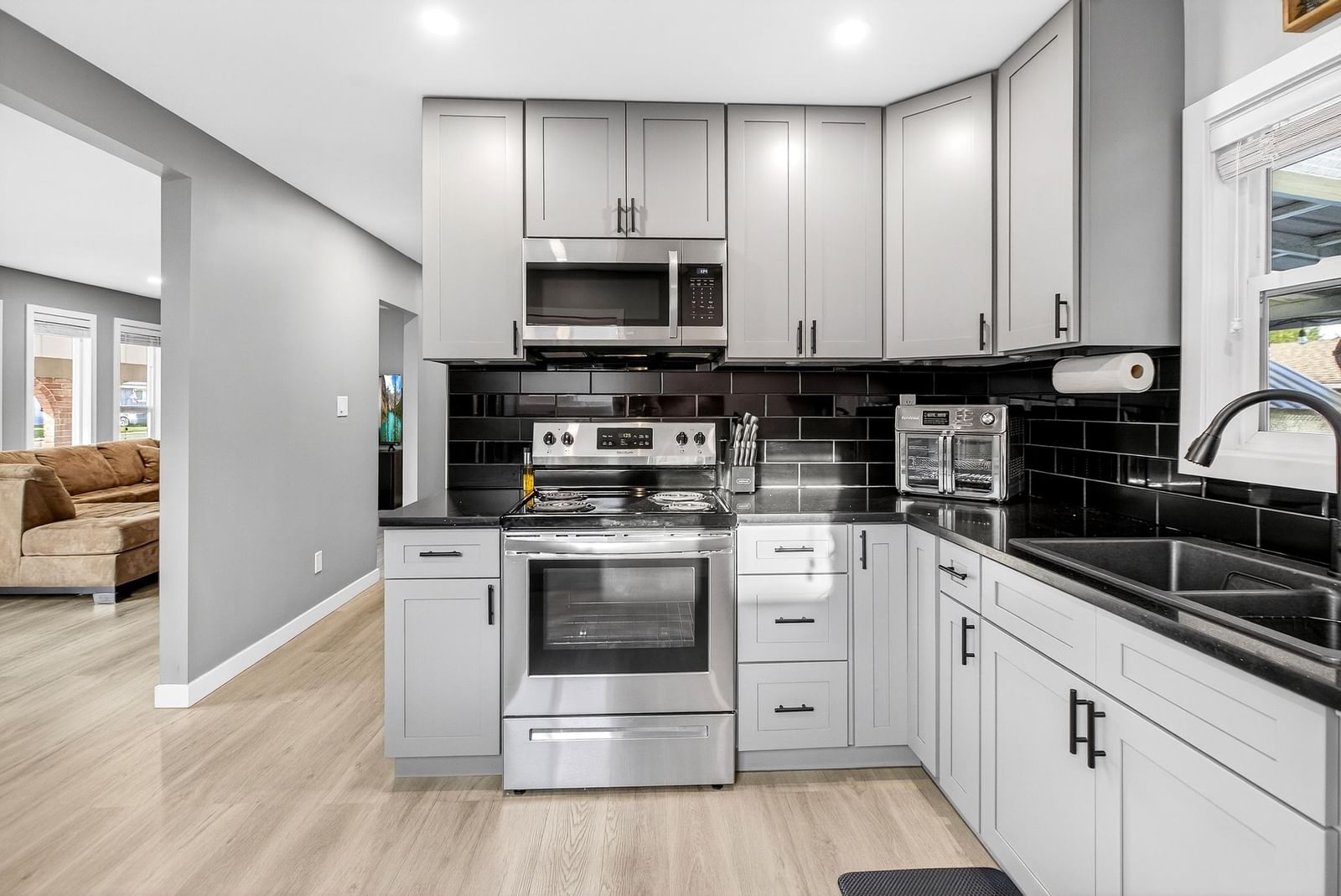 Listing Image 11