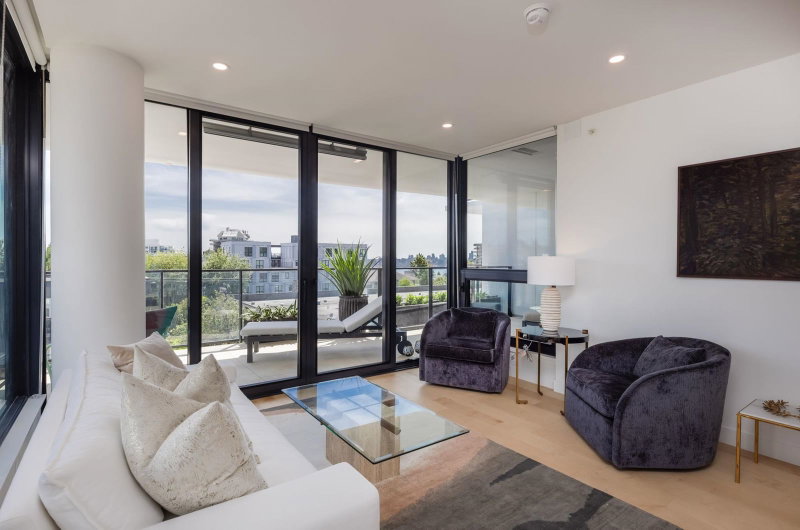 302 - 135 13th Street E