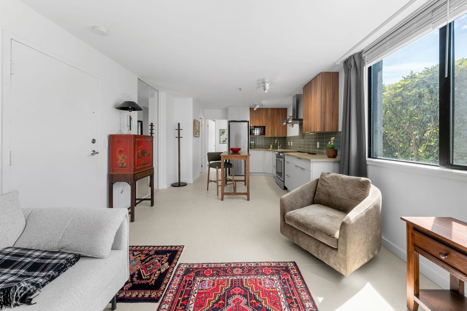 Listing Image 4
