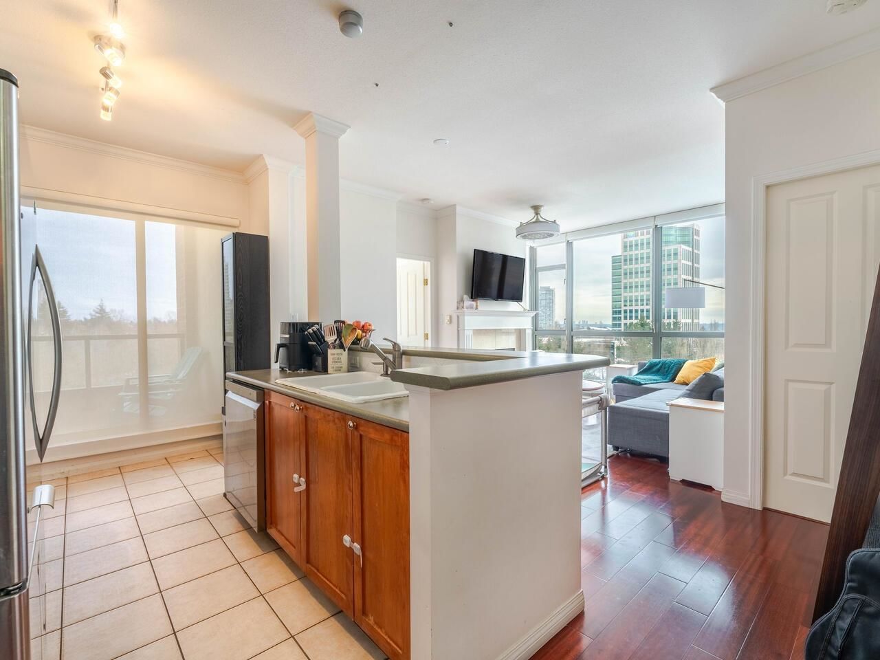 Listing Image 4