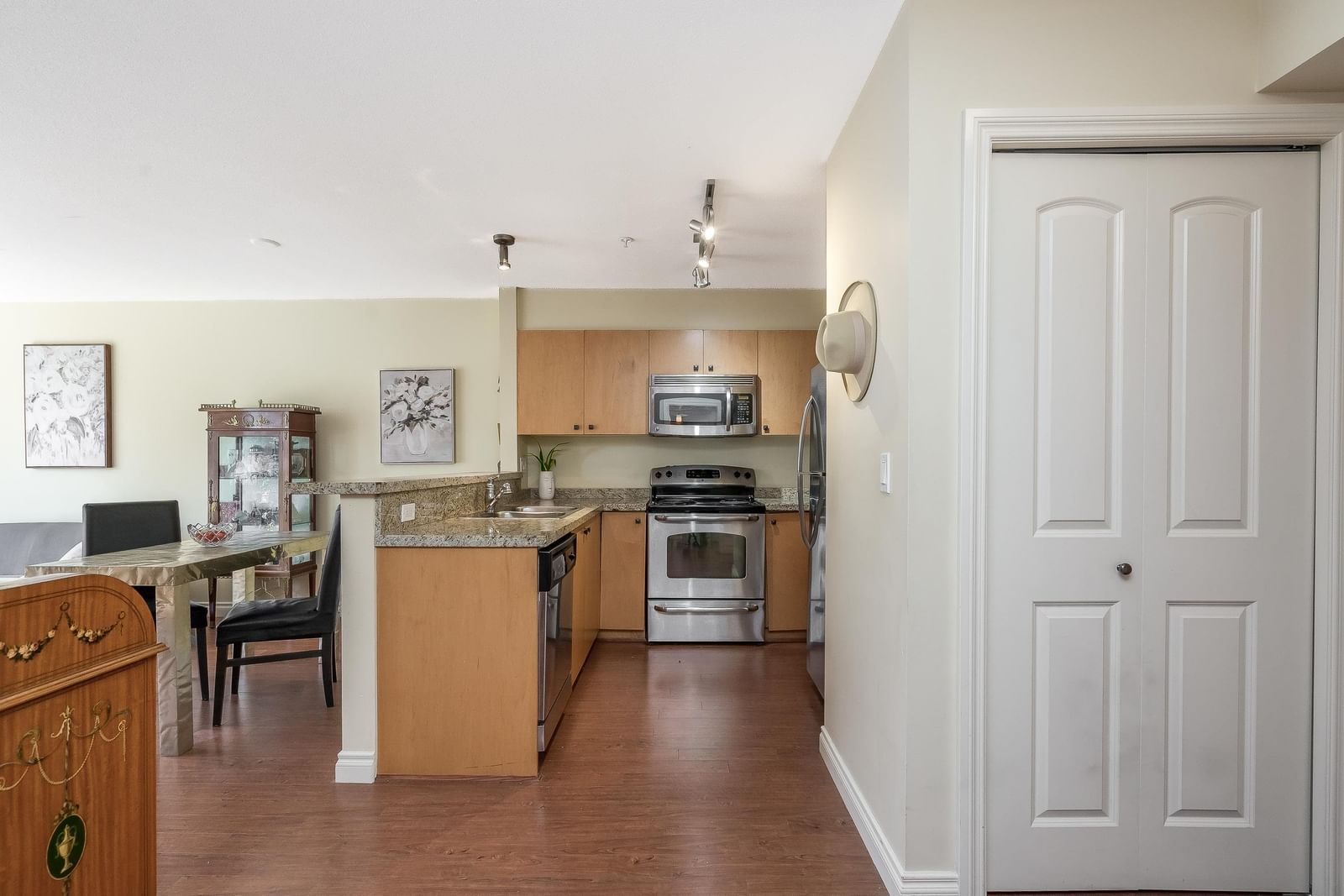 Listing Image 9