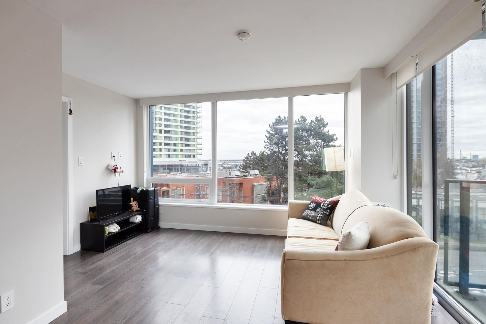 Listing Image 10