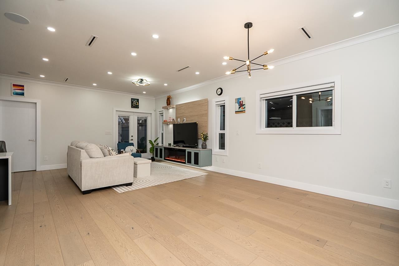 Listing Image 12
