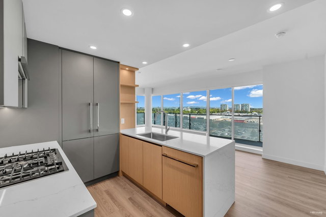 902 - 5593 No 3 Road