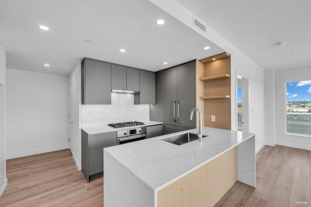 902 - 5593 No 3 Road