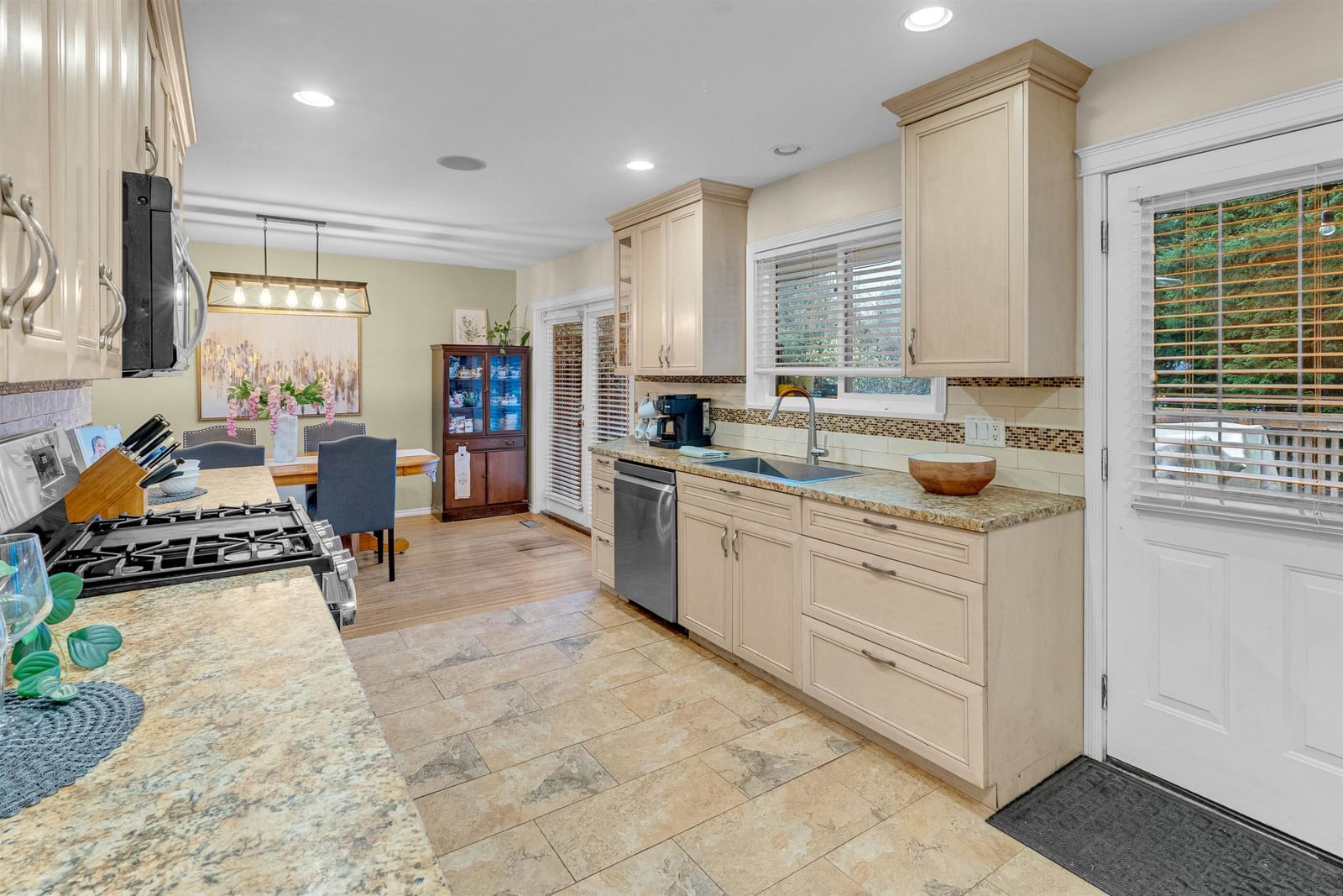 Listing Image 9