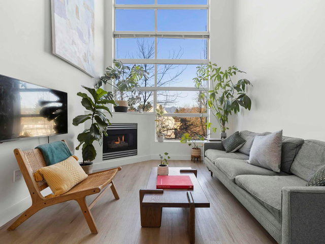 301 - 418 Broadway E