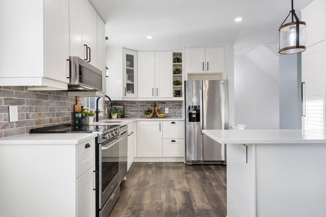 5870 Cheamview Crescent