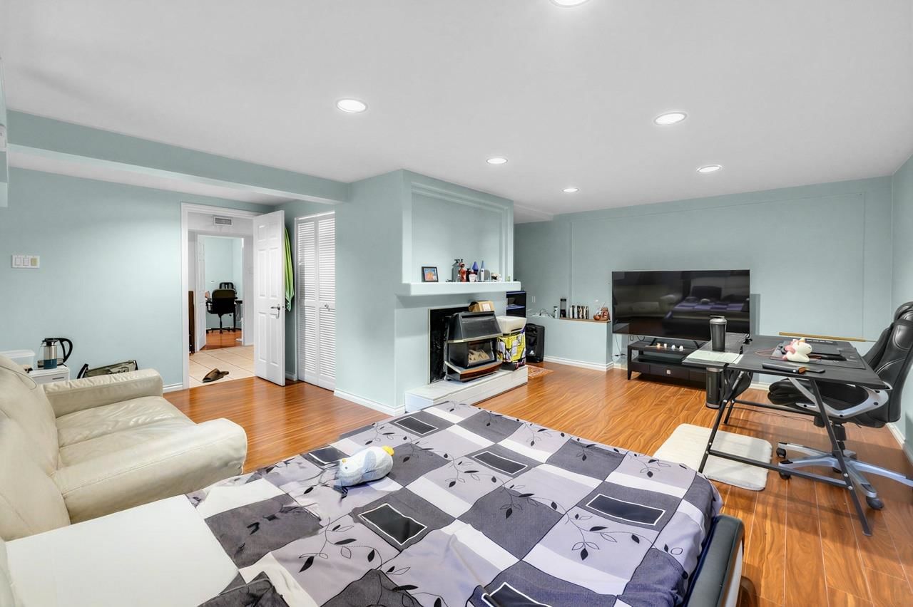 Listing Image 11