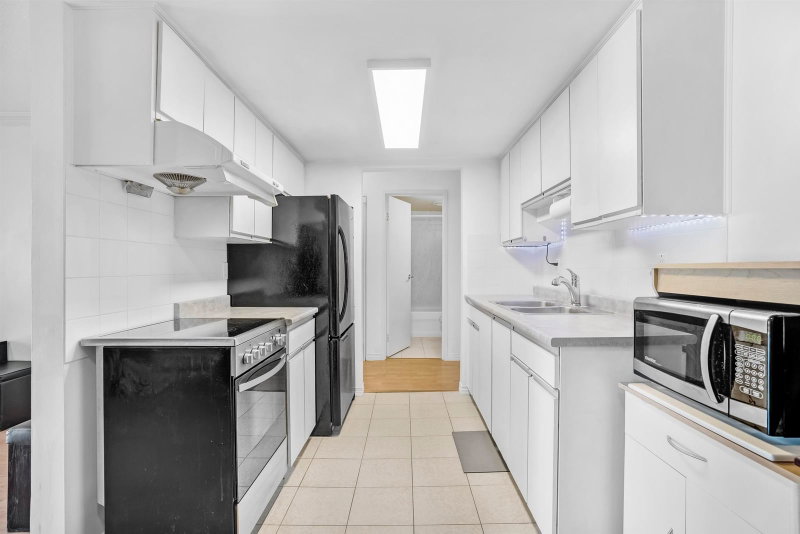 303 - 975 Broadway E