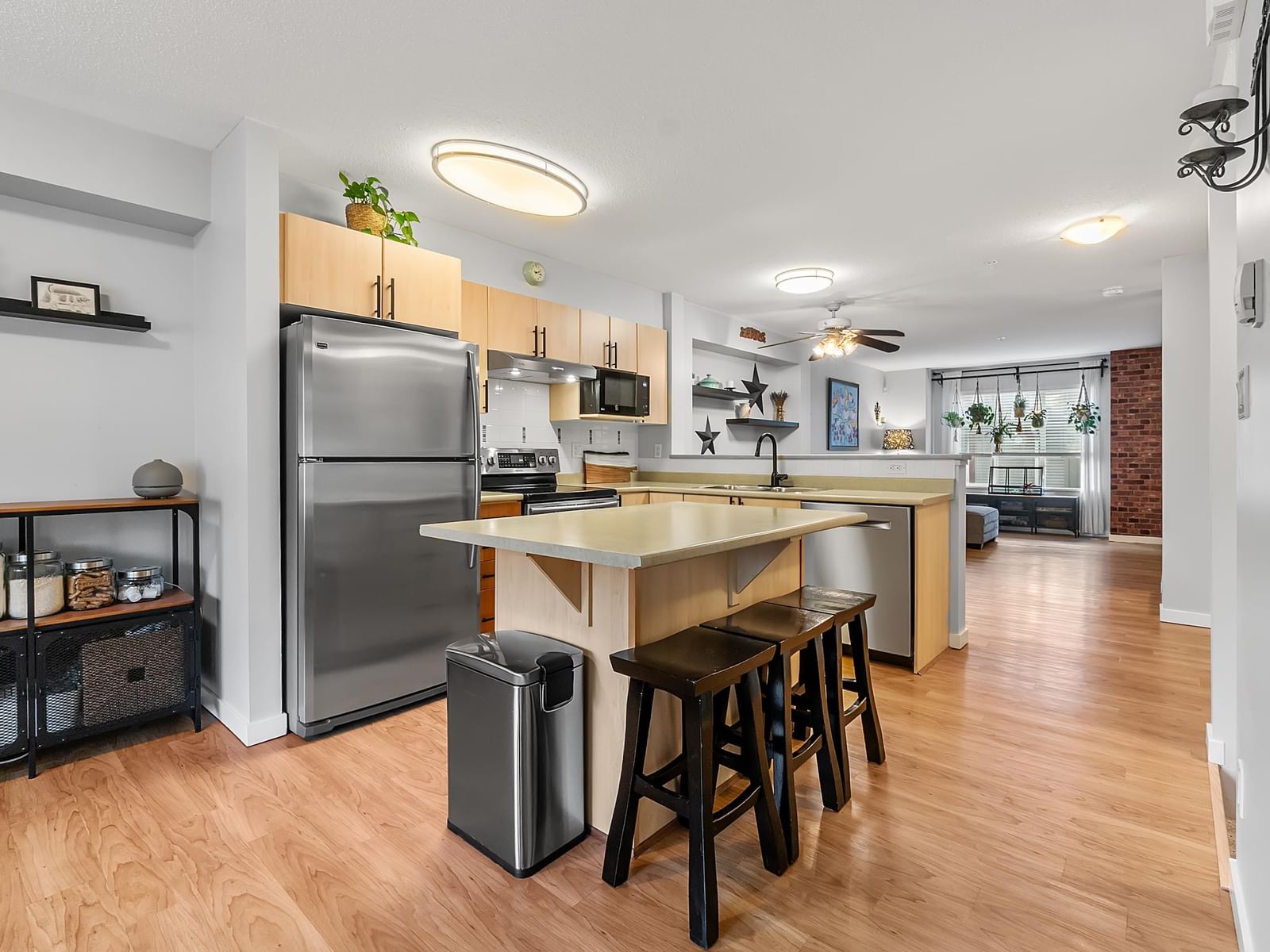 Listing Image 9
