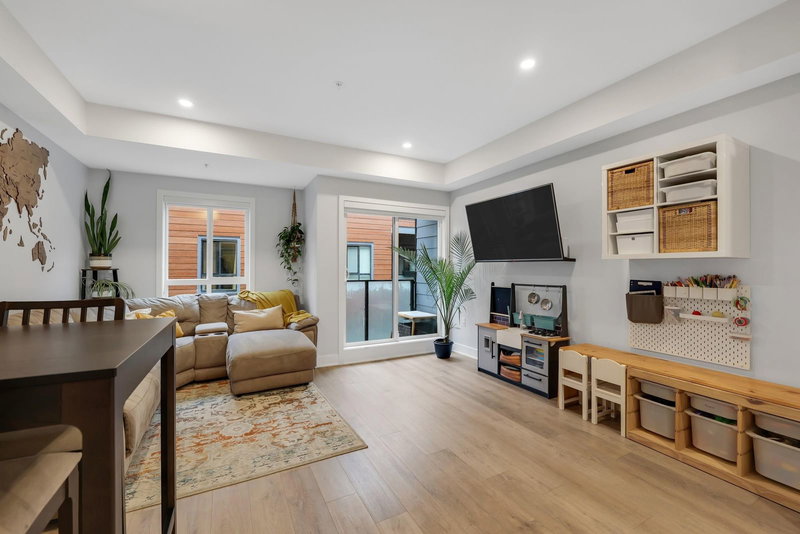 202 - 37842 Third Avenue, Squamish, V8B 1B0 | Image 2