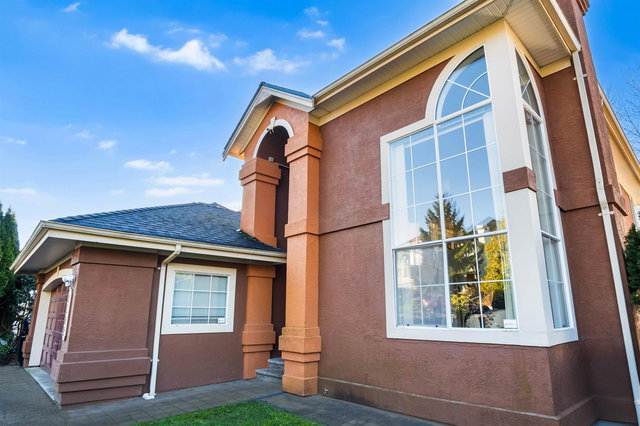 2622 Sandstone Crescent