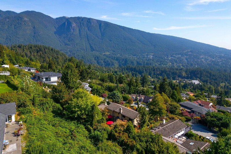 560 Craigmohr Drive, West Vancouver, V7S 1W9 | Image 2