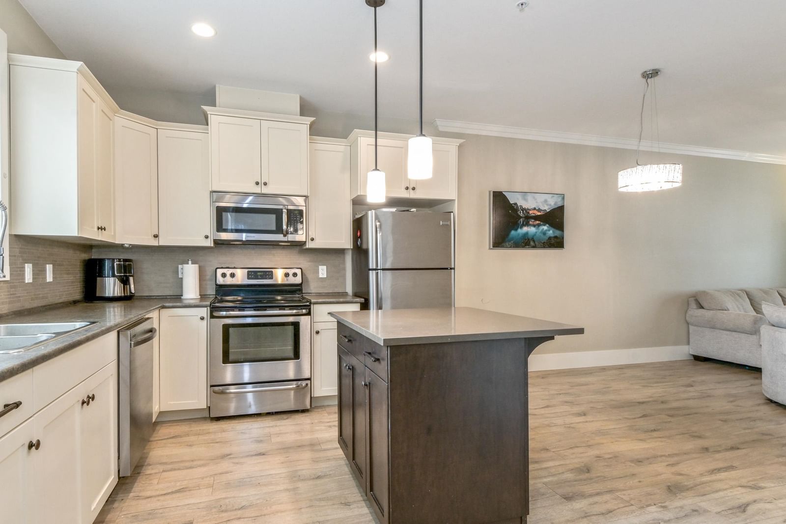 Listing Image 10