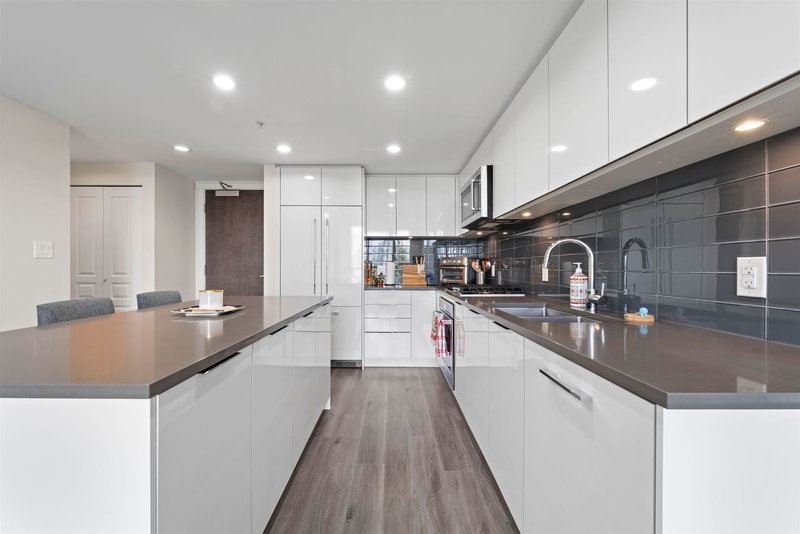 1605 - 3096 Windsor Gate, Coquitlam, V3B 0P4 | Image 3