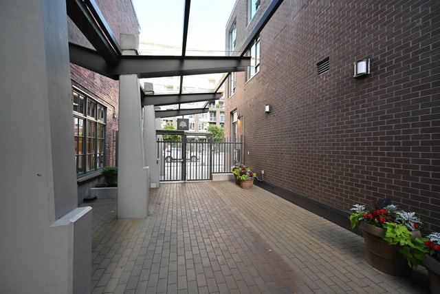 410 - 445 2nd Avenue W