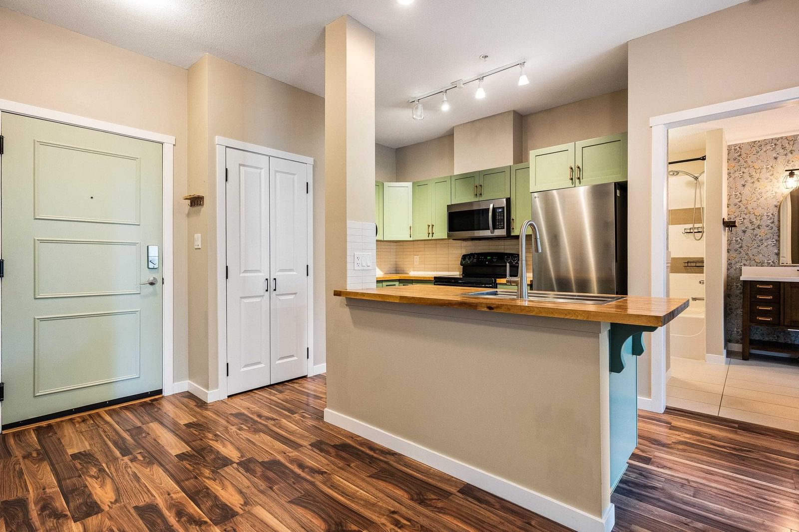 Listing Image 10