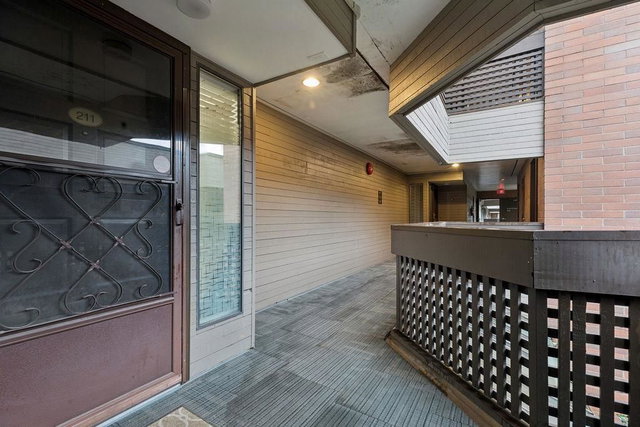211 - 444 49th Avenue W